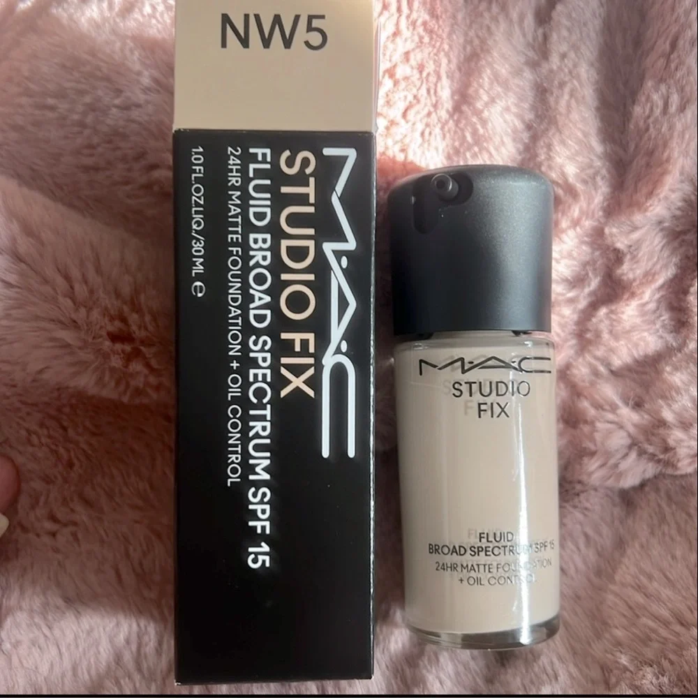 MAC STUDIO FIX FLUID SPF 15 24HR MATTE FOUNDATION + OIL CONTROL NIB